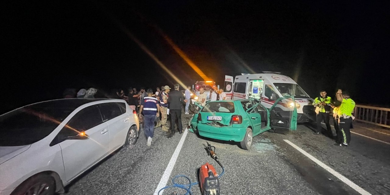 Elazığ'da korkuluklara çarpan otomobildeki 1 kişi öldü, 5 kişi yaralandı