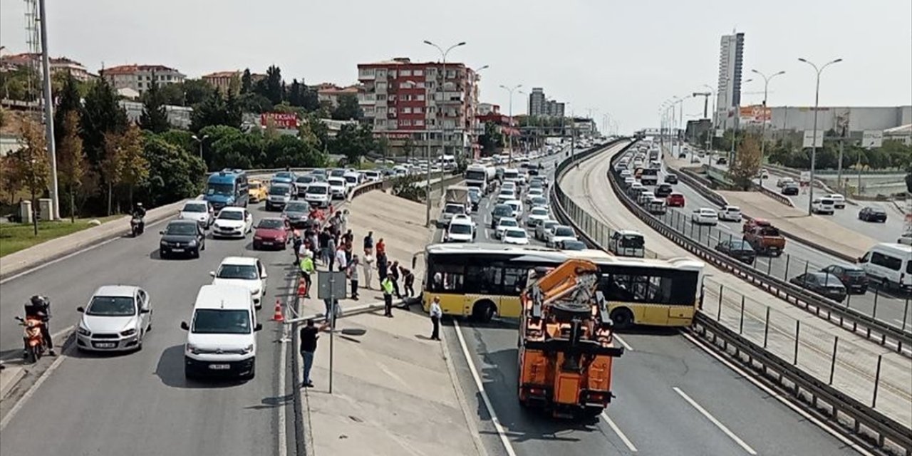 Avcılar'da İETT otobüsü kaza yaptı, D-100 kara yolu Edirne istikameti trafiğe kapandı