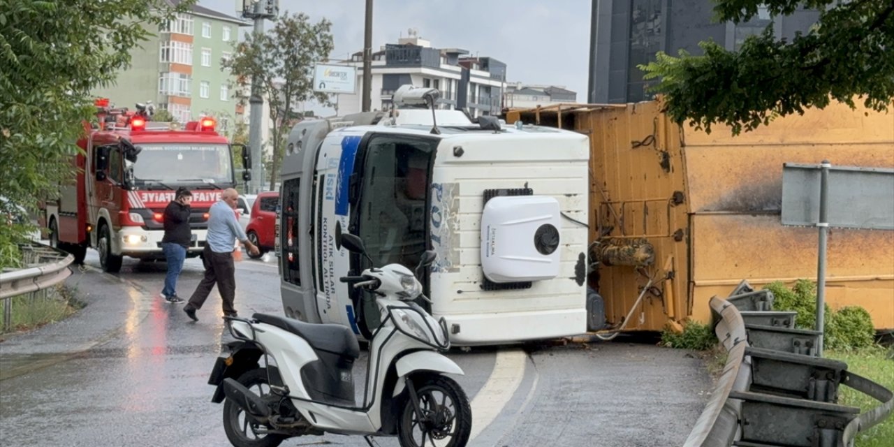 Kartal'da yağışın etkisiyle kayganlaşan yolda kamyon devrildi