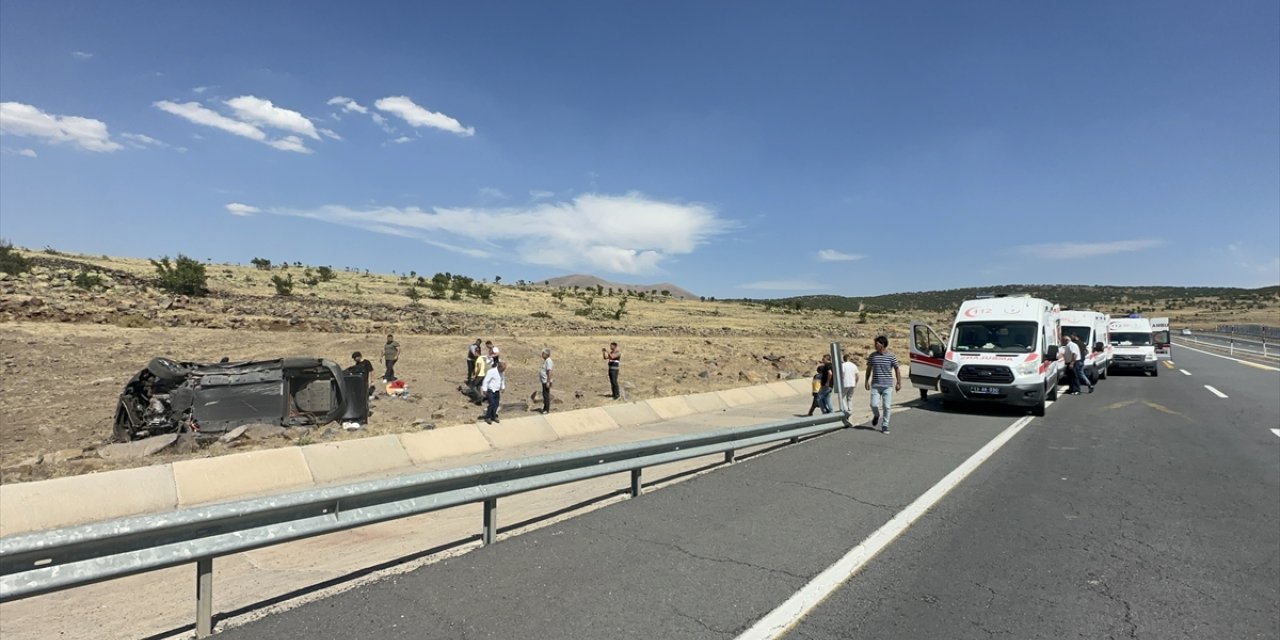 Elazığ'da devrilen otomobildeki 7 kişi yaralandı