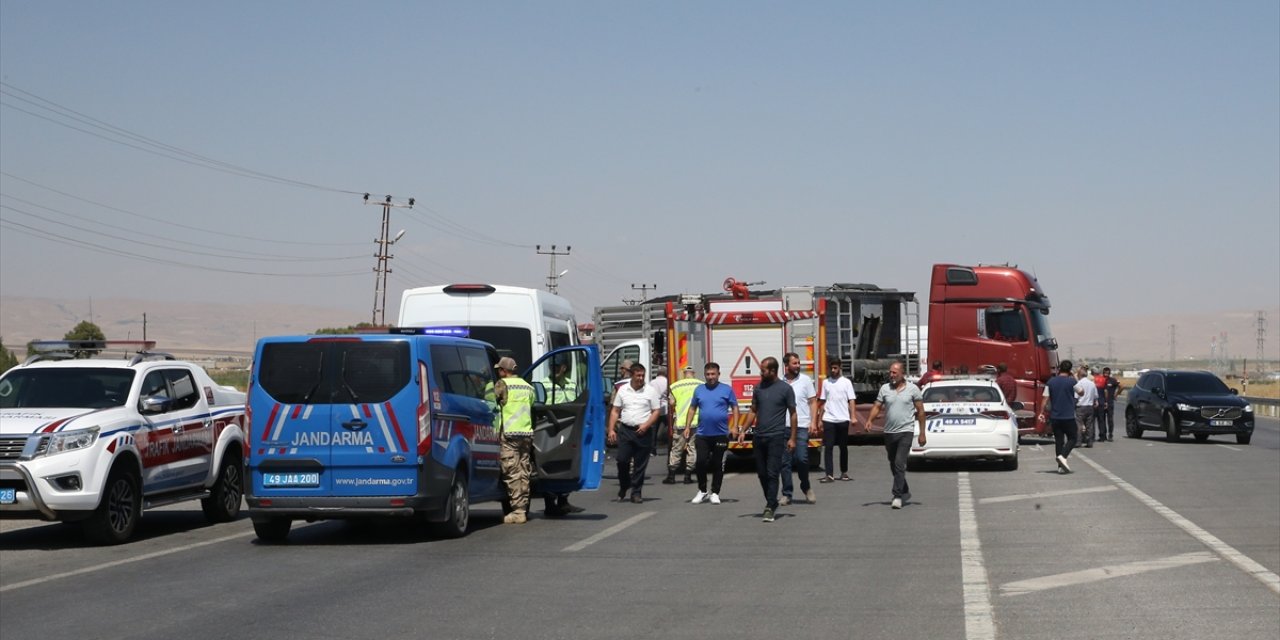 Muş'ta dönüş yapan tıra çarpan otomobildeki 1 kişi öldü, 5 kişi yaralandı