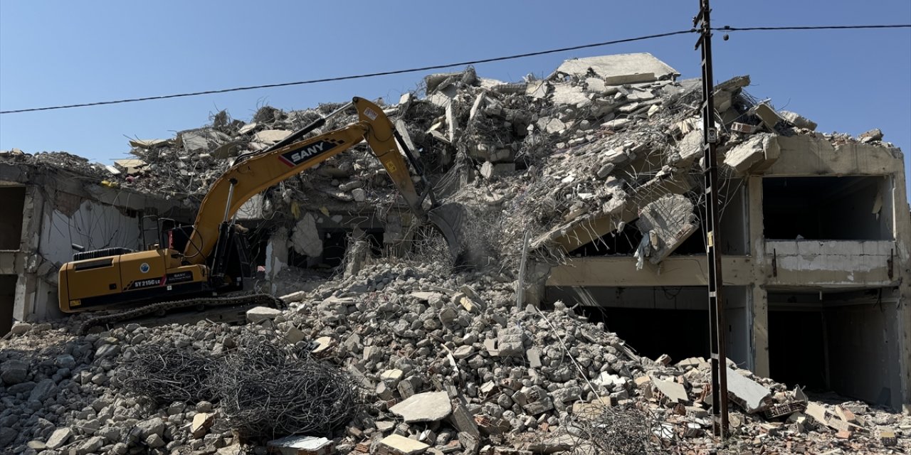 Kahramanmaraş'ta ağır hasarlı binaların yıkımı sürüyor