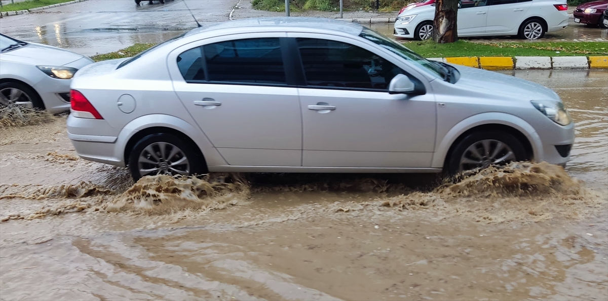 Isparta'da sağanak, hayatı olumsuz etkiledi