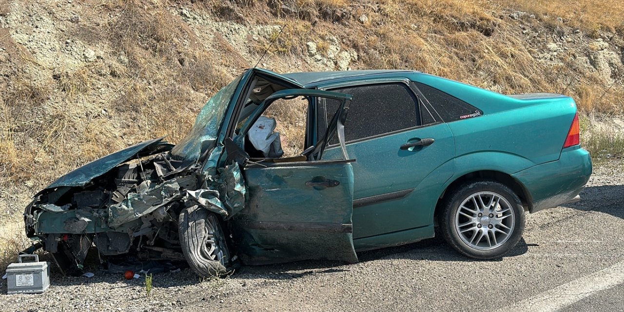 Ankara'da iki otomobilin çarpıştığı kazada 6 kişi yaralandı