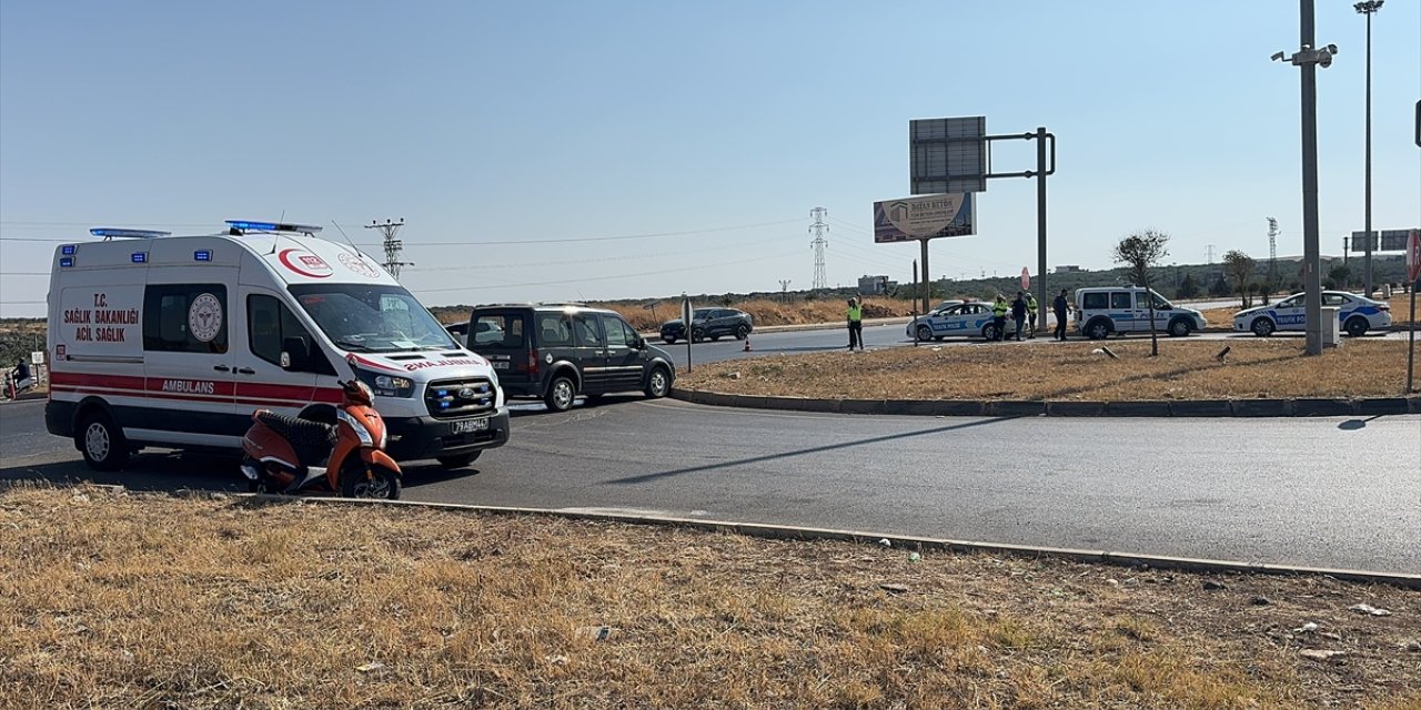 Kilis'te hafif ticari araç ile çarpışan motosikletteki 2 kişi yaralandı