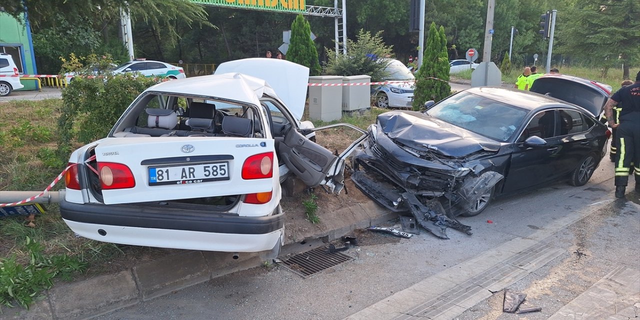 Kocaeli'de iki otomobilin çarpıştığı kazada 3 kişi yaralandı