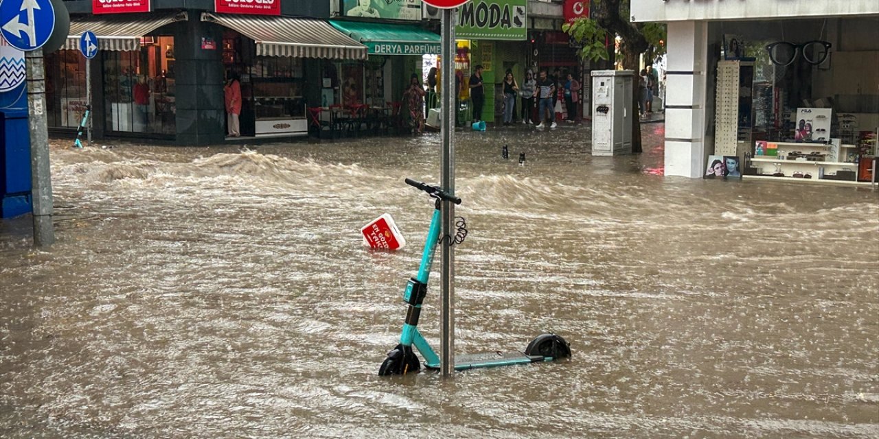 Uşak'ta sağanak etkili oldu