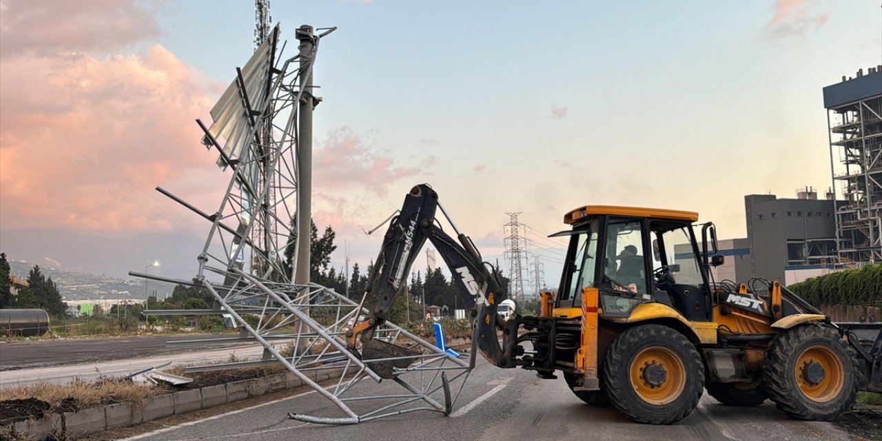 Hatay'da damperi açık unutulan tır, trafik levhalarını devirdi