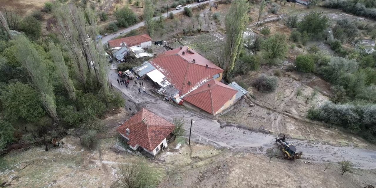 Ankara'nın Çubuk ilçesinde sağanak su baskınlarına neden oldu