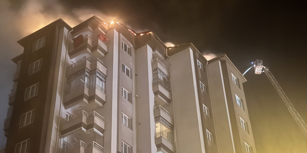 Kayseri'de 13 katlı bir apartmanın çatı katında çıkan yangın hasara neden oldu