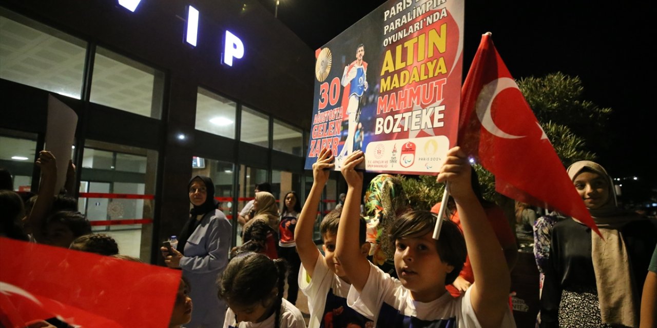 Milli tekvandocu Mahmut Bozteke, Gaziantep'te törenle karşılandı