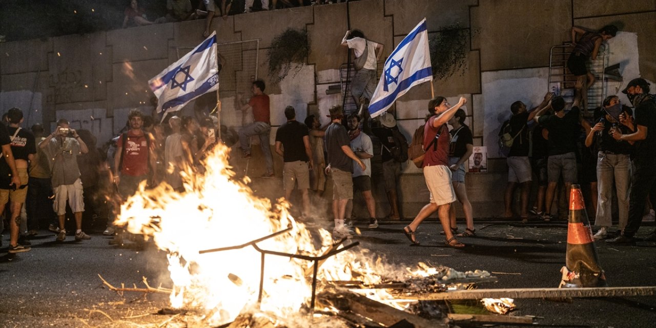 İsrail'de, Gazze'de ateşkes anlaşması imzalamayan Netanyahu hükümeti protesto edildi