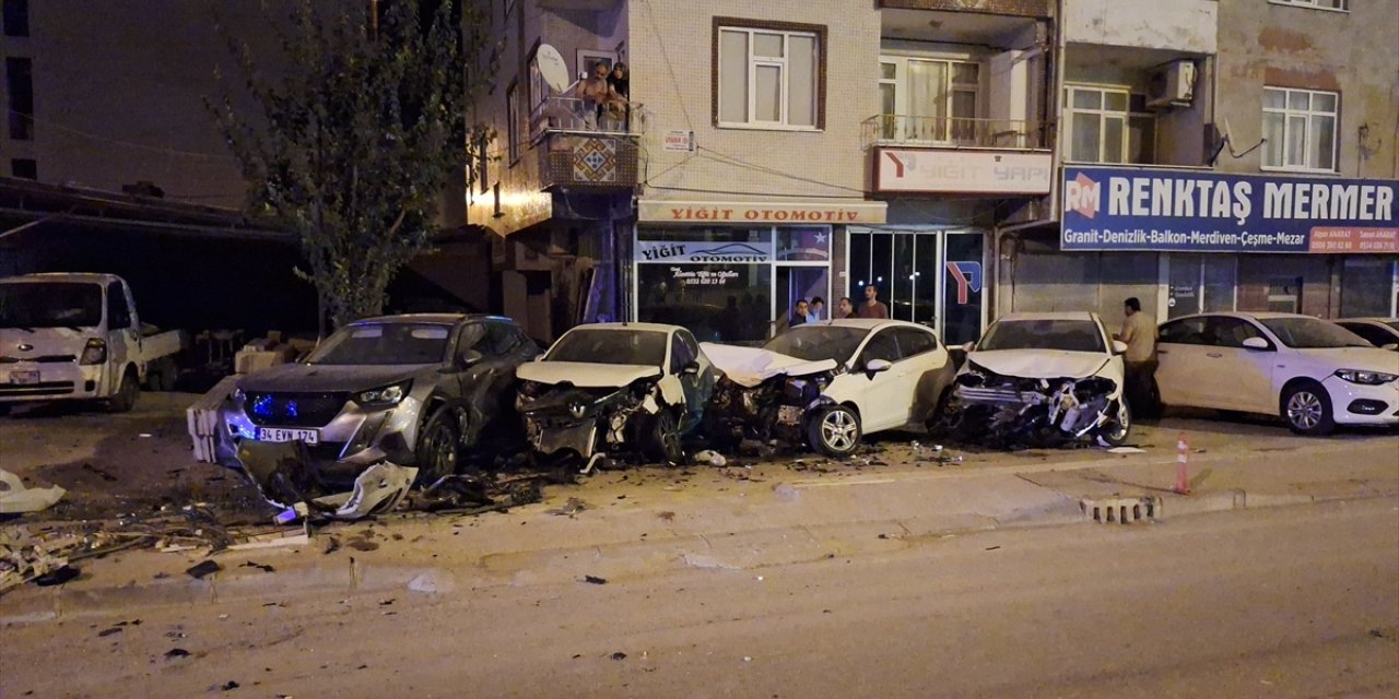 Samsun'da alkollü sürücü galerinin önündeki 5 araca ve trafoya çarparak durdu