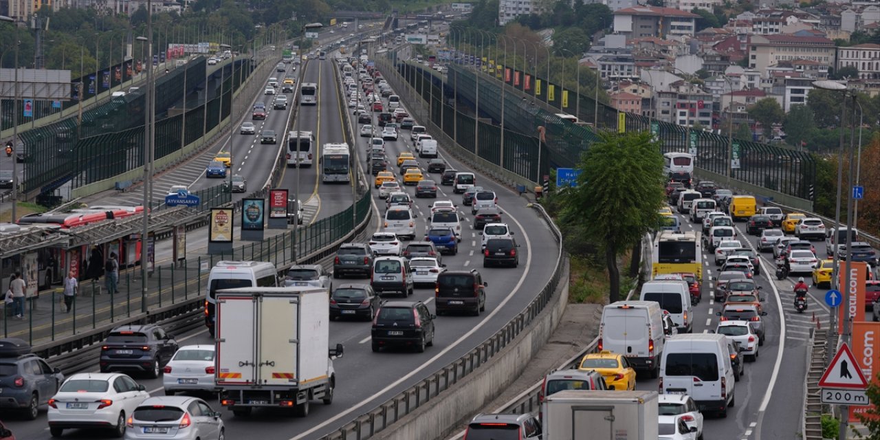 İstanbul trafiğinde okullarda uyum haftası ve haftanın ilk iş günü yoğunluğu