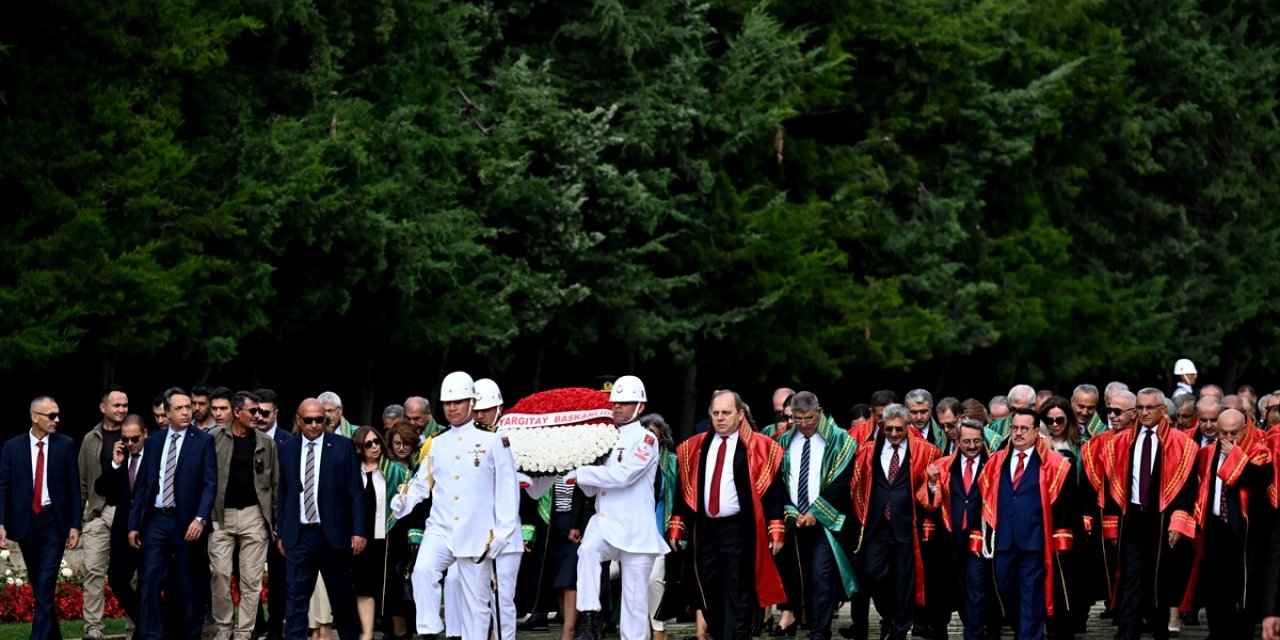 Yargıtay üyeleri, adli yılın açılışı dolayısıyla Anıtkabir'i ziyaret etti