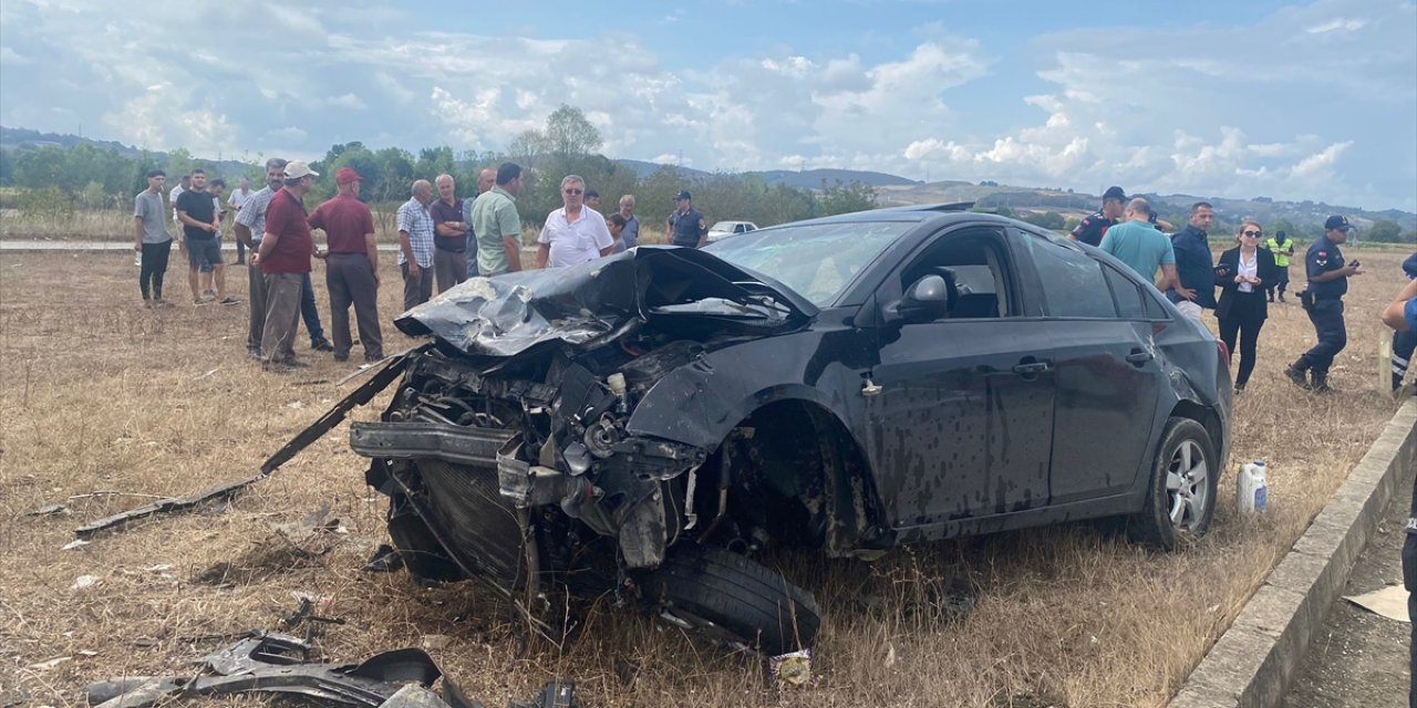 Sakarya'da iki otomobilin çarpıştığı kazada 1 kişi öldü, 1 kişi yaralandı