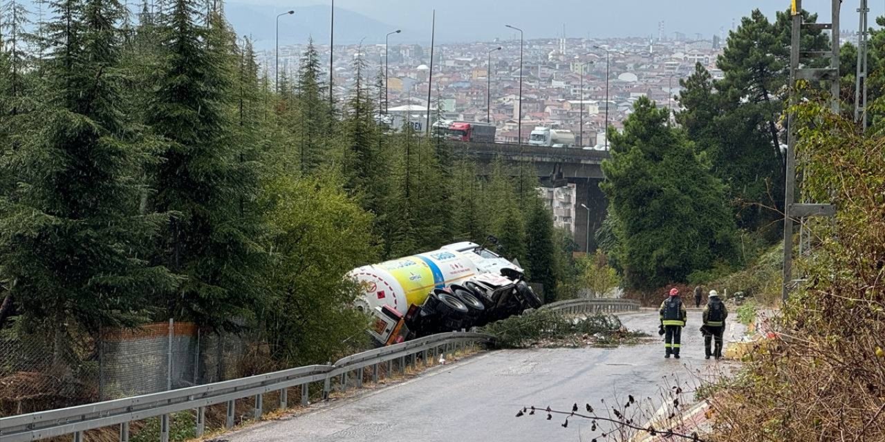 Anadolu Otoyolu'nda zincirleme kaza nedeniyle yol ulaşıma kapandı