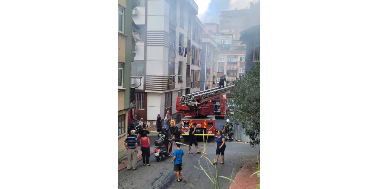 Beyoğlu'nda 3 katlı binada çıkan yangın söndürüldü