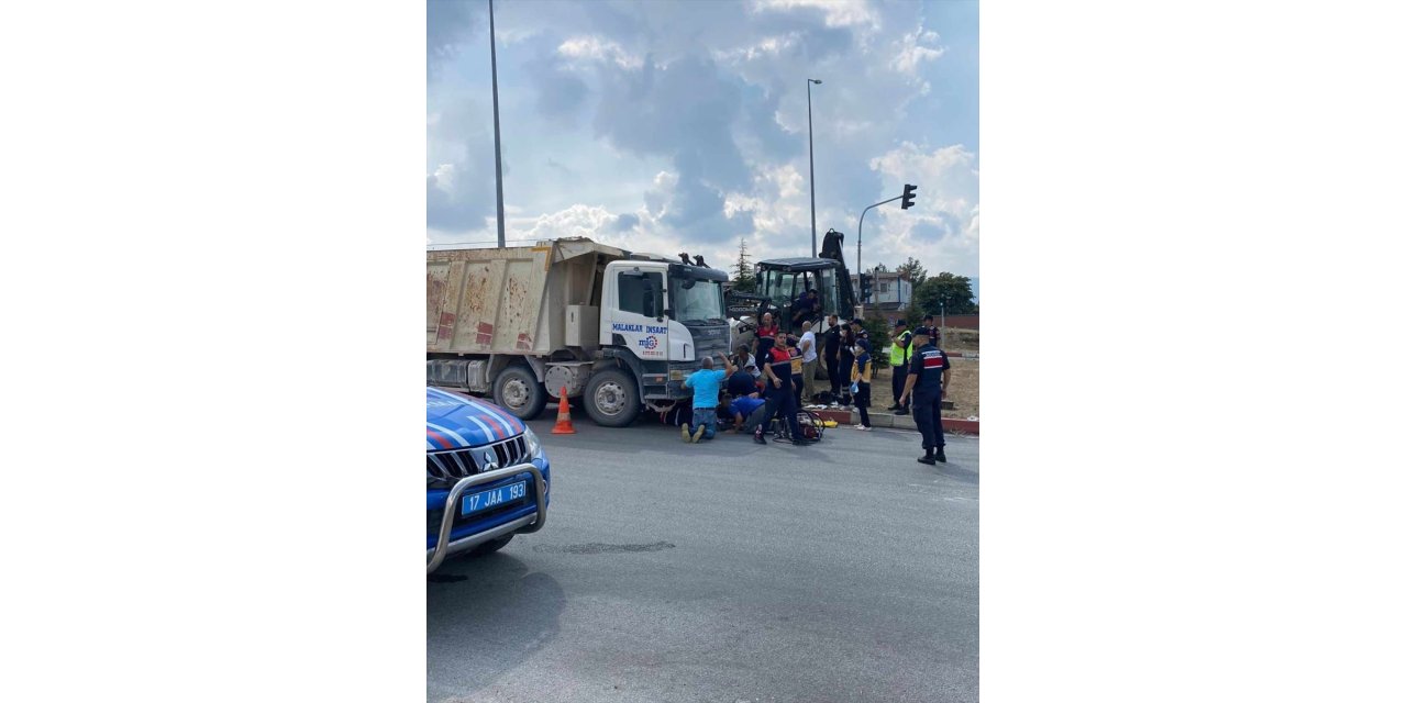 Çanakkale'de kamyonun altında kalan motosikletli ağır yaralandı