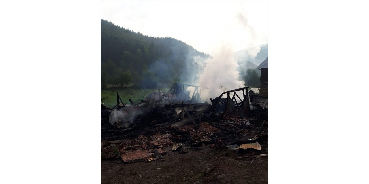 Kastamonu'da çıkan yangında 2 katlı ev ve samanlık zarar gördü