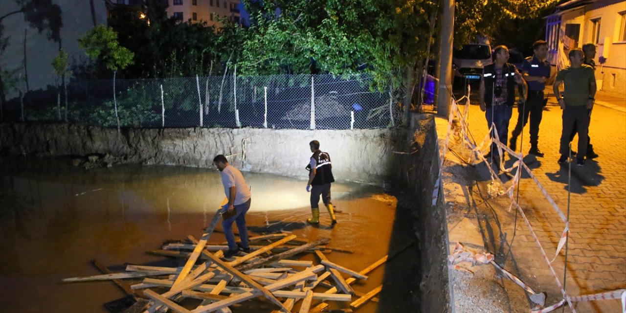 Uşak'ta kavga ederken inşaatın temel çukuruna düşen 2 komşu yaralandı