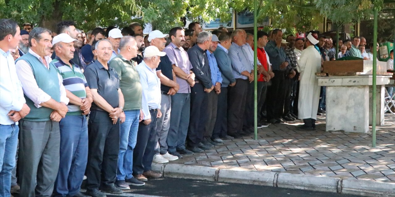 Niğde'de baraj gölünde cesetleri bulunan baba ve kızı toprağa verildi