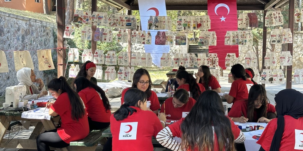 Depremzede öğrenciler Türk Kızılayın kampında buluştu