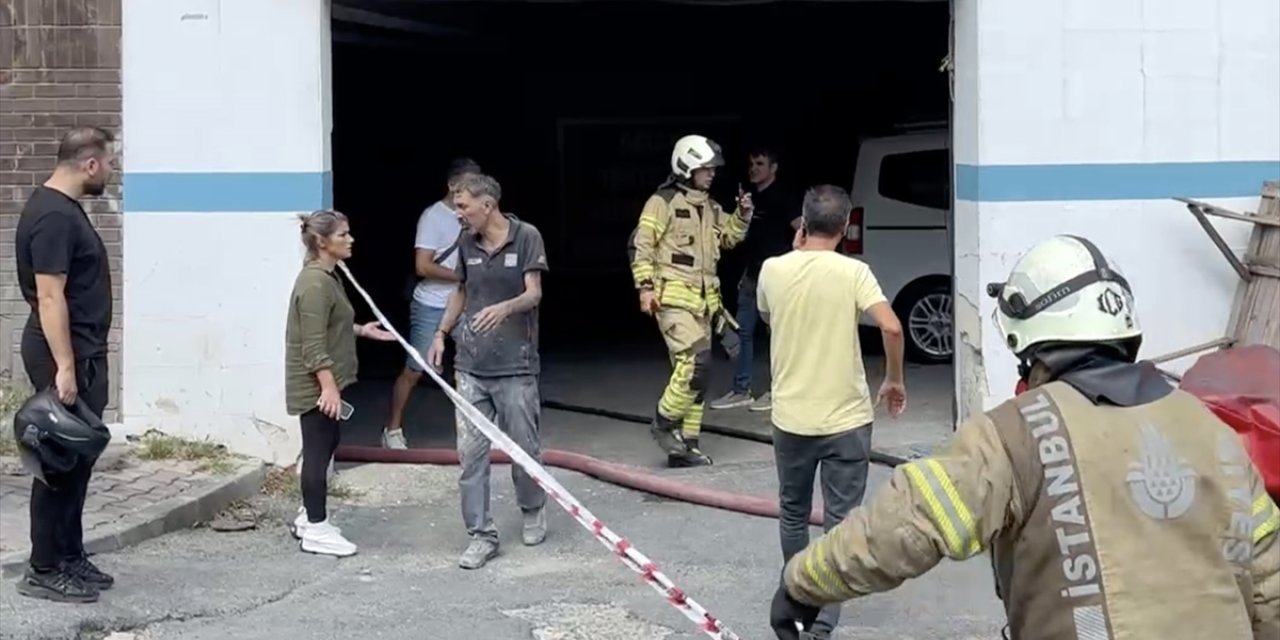 Şişli'de bir plazanın bodrum katında çıkan yangına müdahale ediliyor