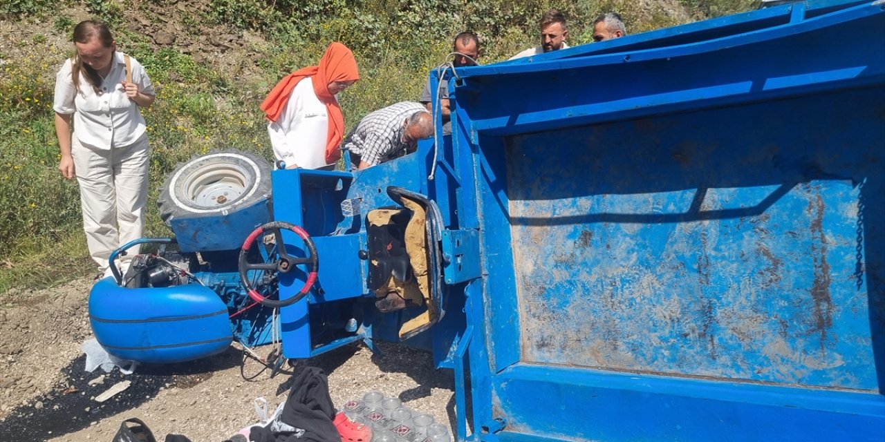 Düzce'de devrilen tarım aracındaki 6'sı çocuk 8 kişi yaralandı