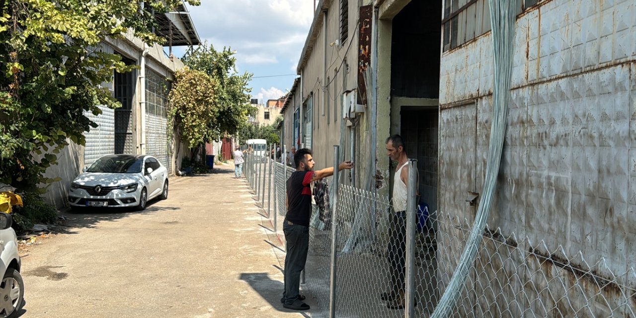 Bursa'da yıllar önce arsa sahiplerinin anlaşarak açtığı yol, varislerin ihtilafı nedeniyle bölündü