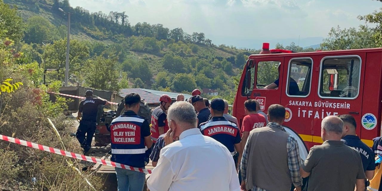 Sakarya'da traktörün devrilmesi sonucu 2 kişi öldü