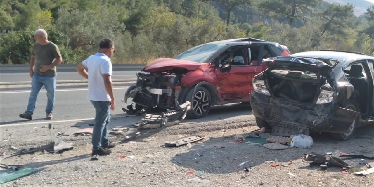 Balıkesir'de bir otomobilin park halindeki araçlara çarpması sonucu 7 kişi yaralandı