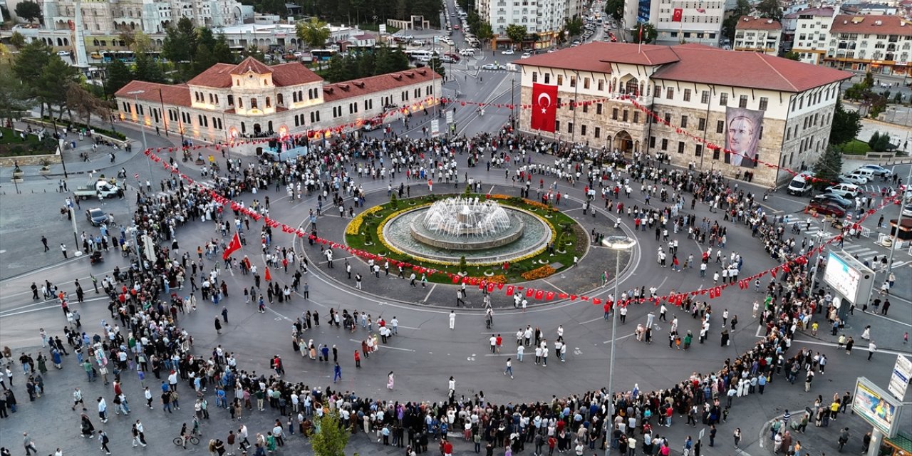 Sivas'ta 1058 kişi aynı anda halay çekti