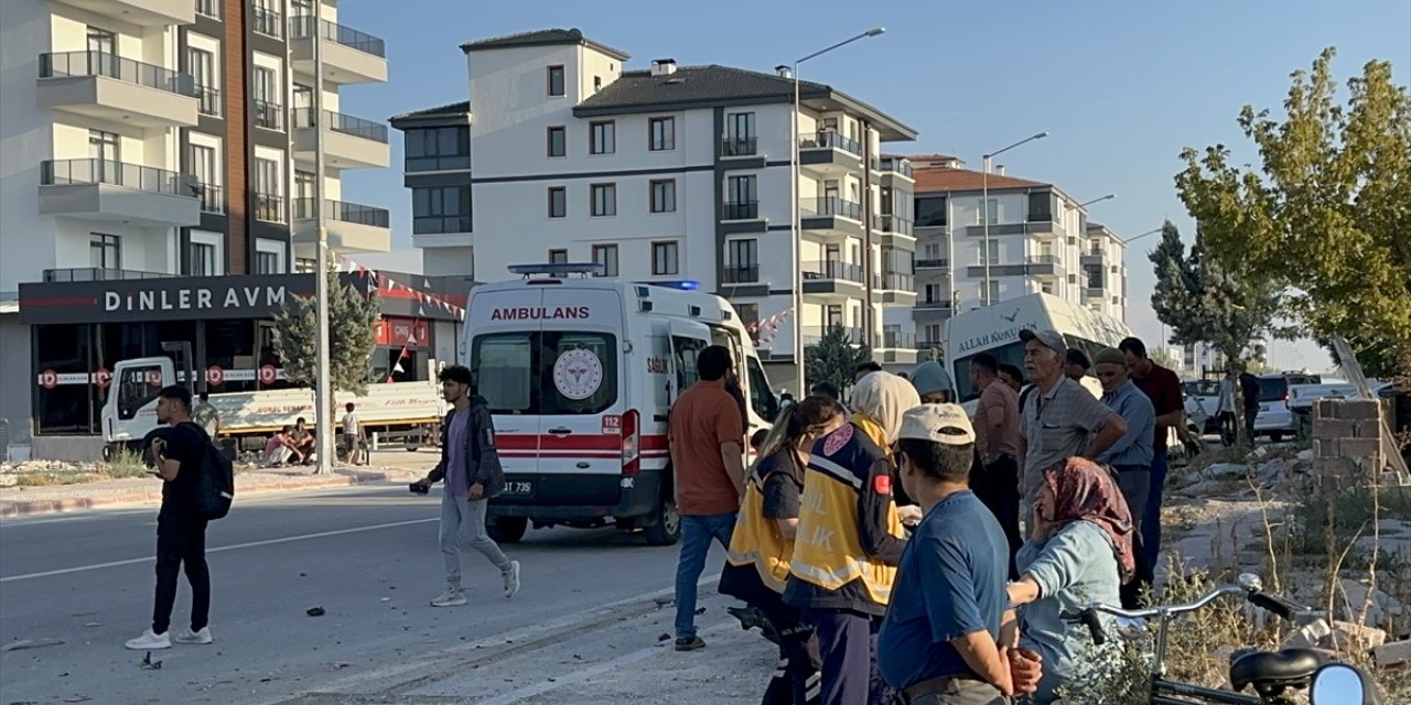 Aksaray'da mevsimlik işçileri taşıyan minibüs ile otomobil çarpıştı, 15 kişi yaralandı