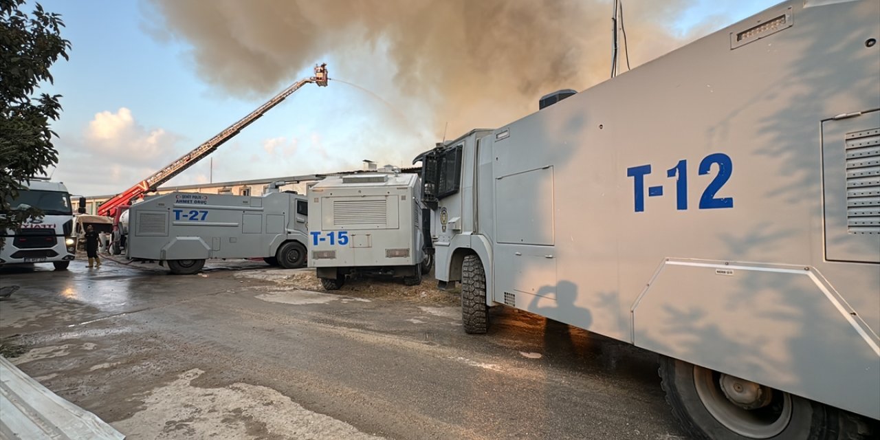 GÜNCELLEME - Adana'da kırtasiye malzemeleri bulunan depoda çıkan yangın kontrol altına alındı