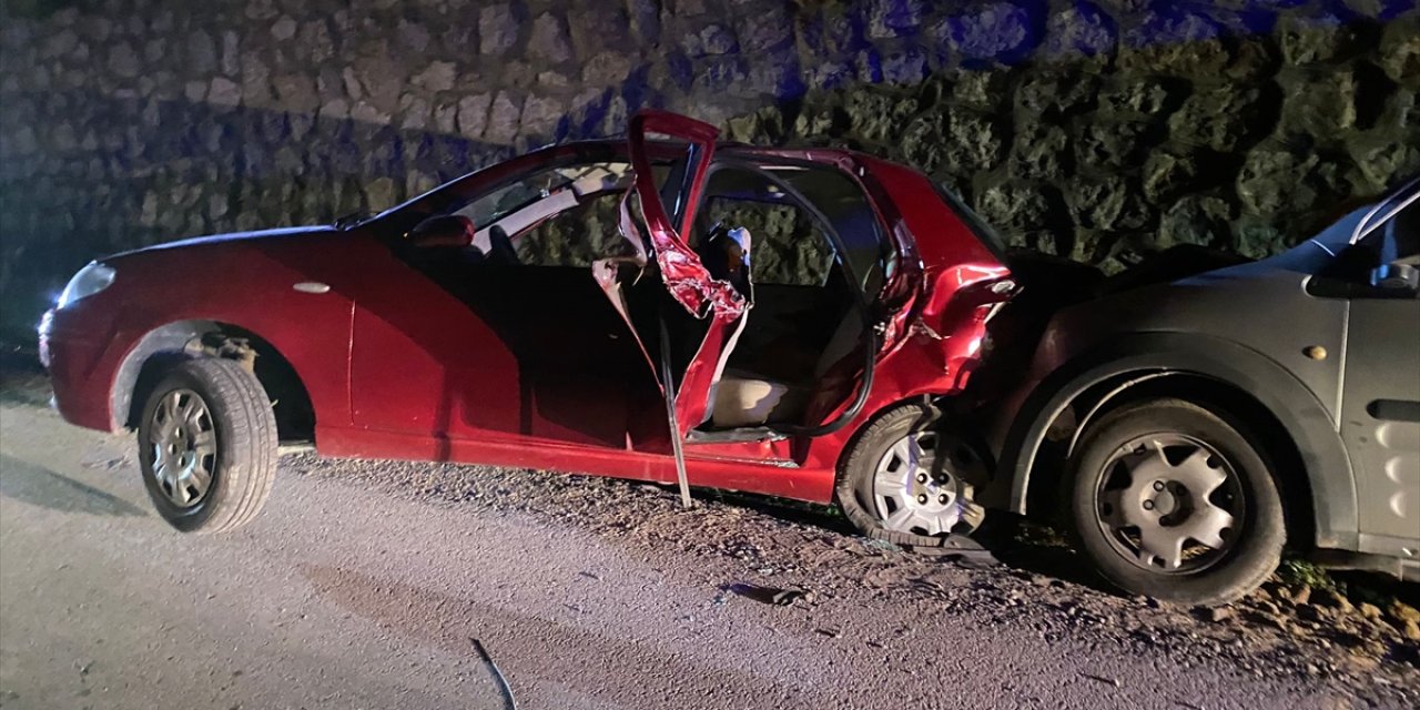 GÜNCELLEME - Karabük'te 2 aracın karıştığı trafik kazasında 1 kişi öldü, 3 kişi yaralandı