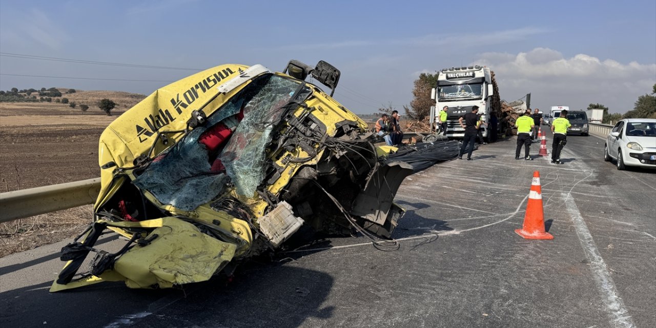 Bursa'daki kazada dorseden ayrılarak sürüklenen tırın kupası hurdaya döndü, sürücü yaralandı