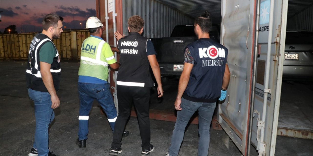 Mersin Limanı'nda çalıntı ve kaçak 14 araç ele geçirildi