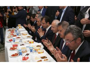 Kılıçdaroğlu, vatandaşlarla iftar yaptı