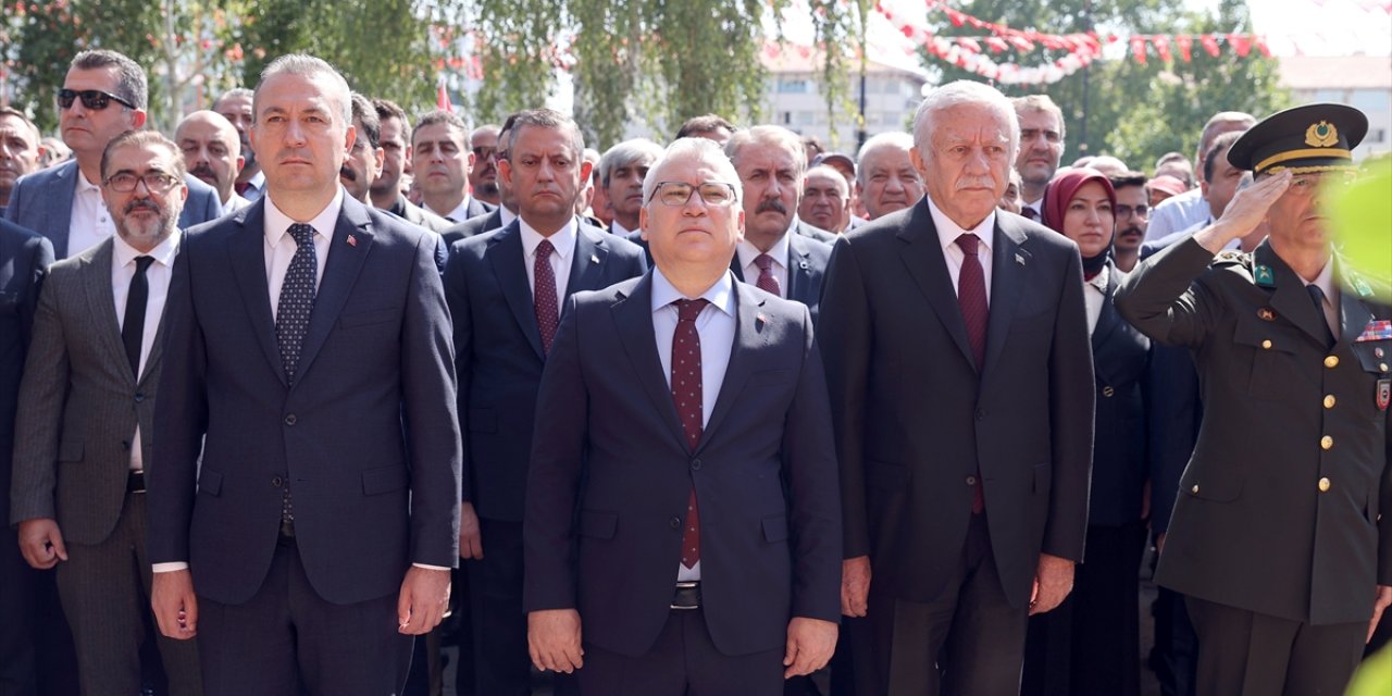 TBMM Başkanvekili Adan ve CHP Genel Başkanı Özel, Sivas Kongresi'nin temsili canlandırılmasını izledi