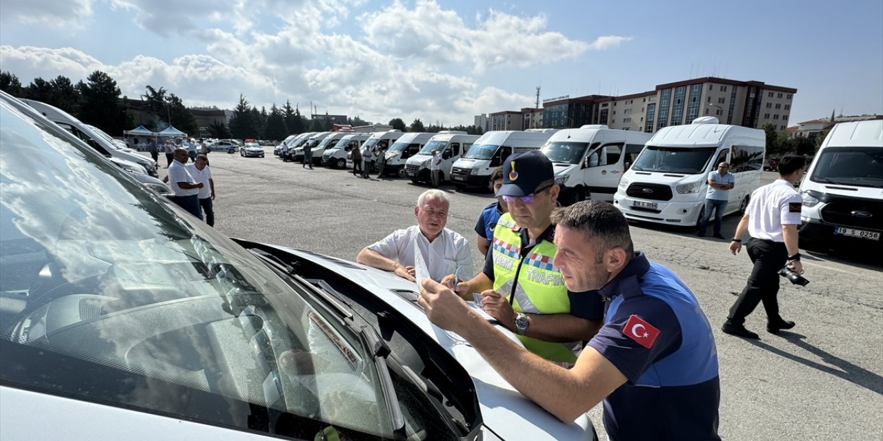 Çorum'da polis ve jandarmadan ortak "okul servisi" denetimi