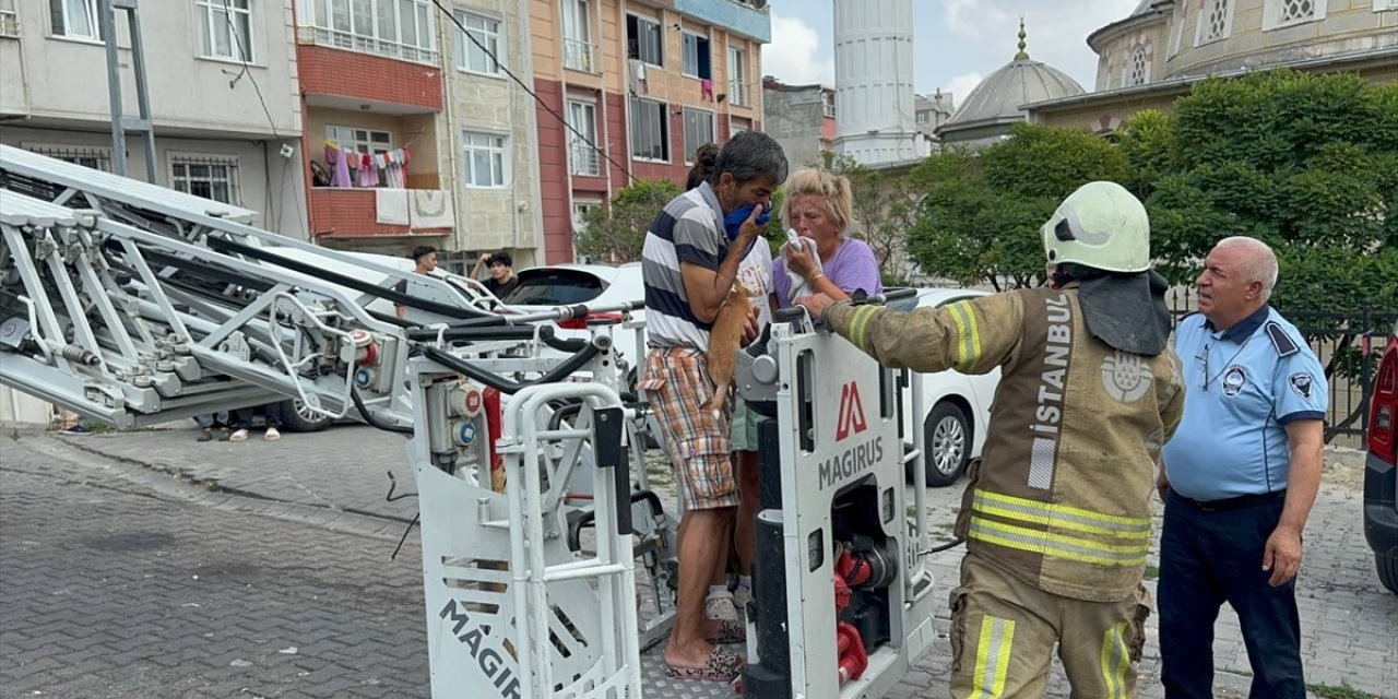 Esenyurt'ta bir apartmandaki yangında 4 kişi dumandan etkilendi, 3 kişi mahsur kaldı