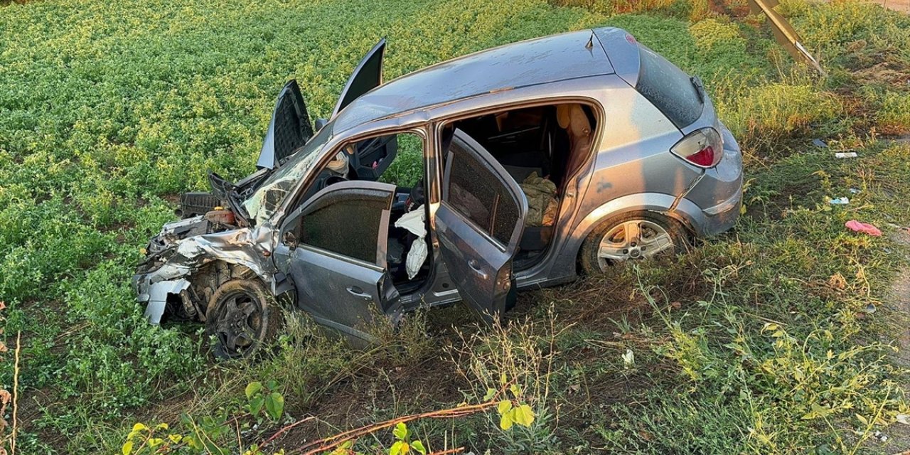 Afyonkarahisar'da ambulans ile otomobilin çarpıştığı kazada 5 kişi yaralandı