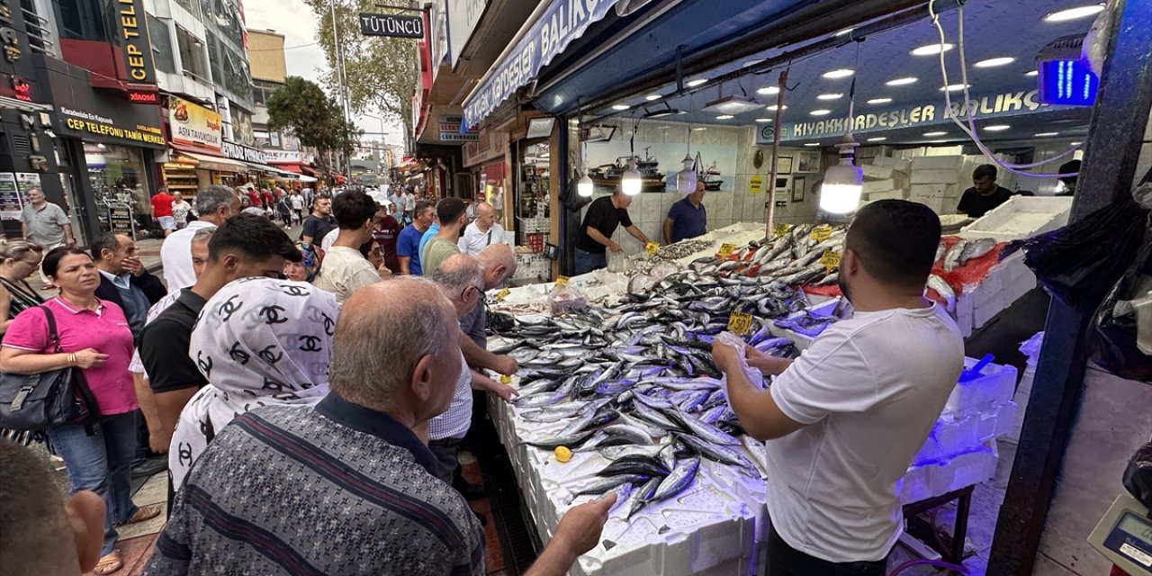 Samsun'da hamsinin kilogramı 200, palamudun tanesi 50 liradan satılıyor