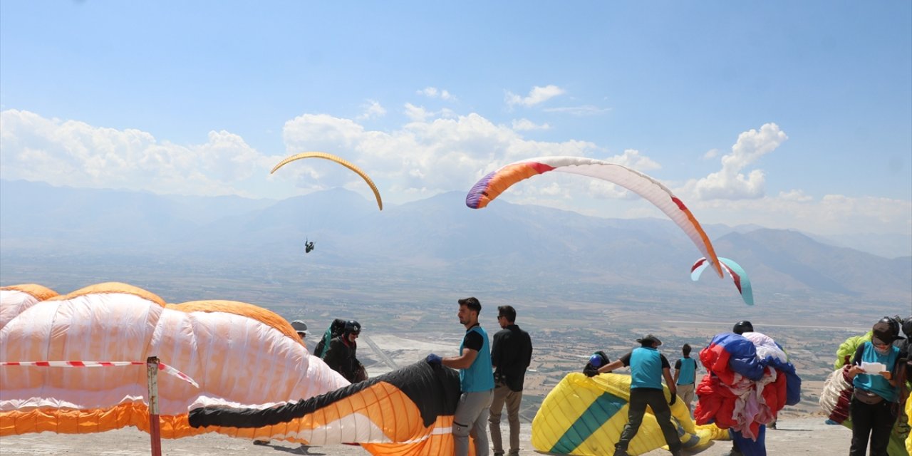 Orkut Baysal Yamaç Paraşütü Türkiye Şampiyonası, Erzincan’da başladı