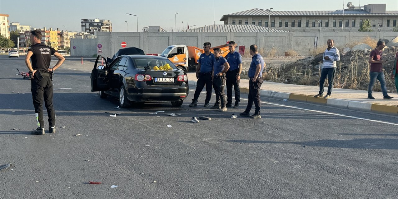 Şanlıurfa'da otomobil ile çarpışan elektrikli bisikletteki 1 kişi öldü, 1 kişi yaralandı