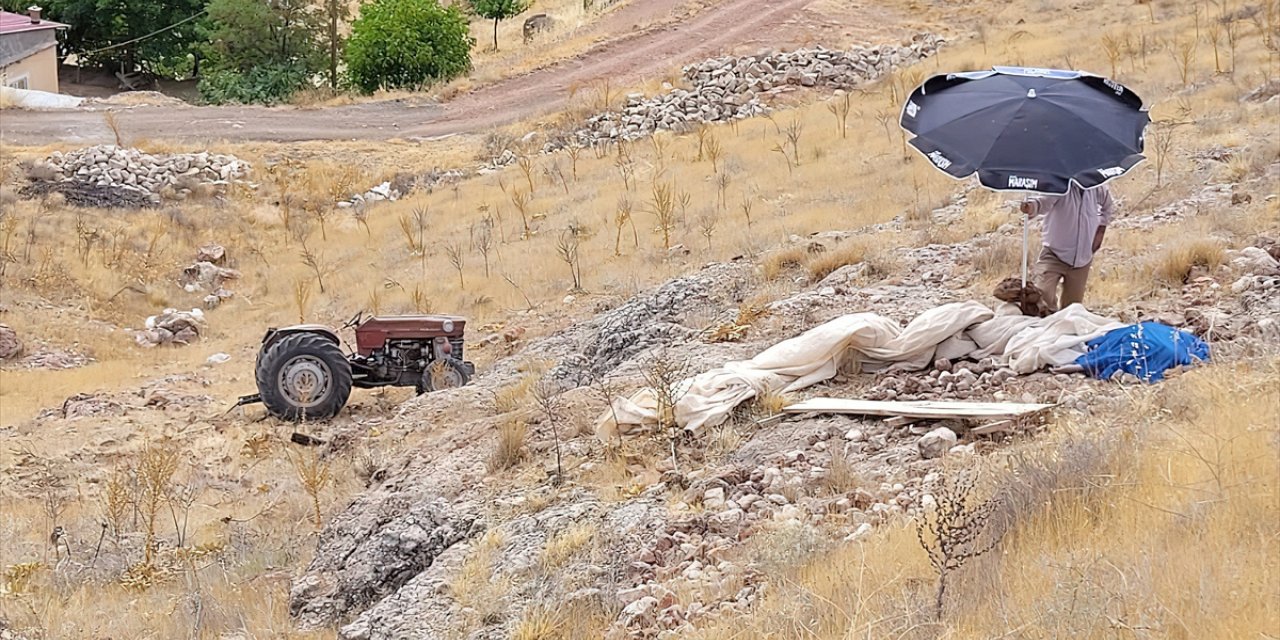 Malatya'da devrilen traktörün sürücüsü öldü