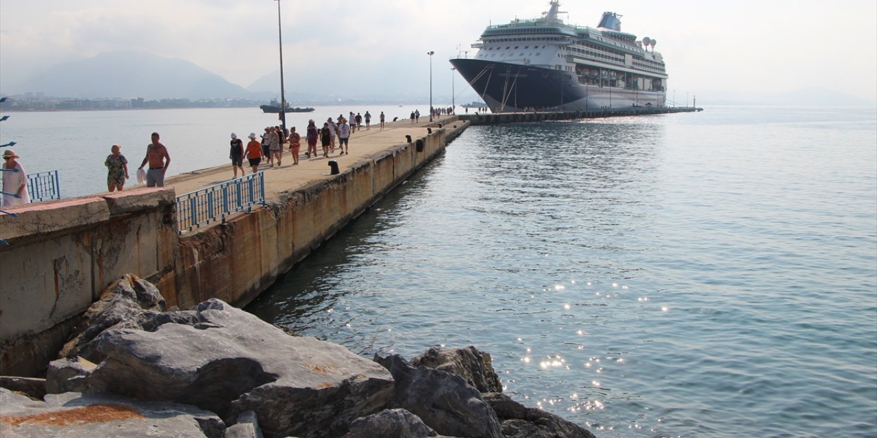 Alanya'ya "Marella Discovery" kruvaziyeri 1743 yolcu getirdi