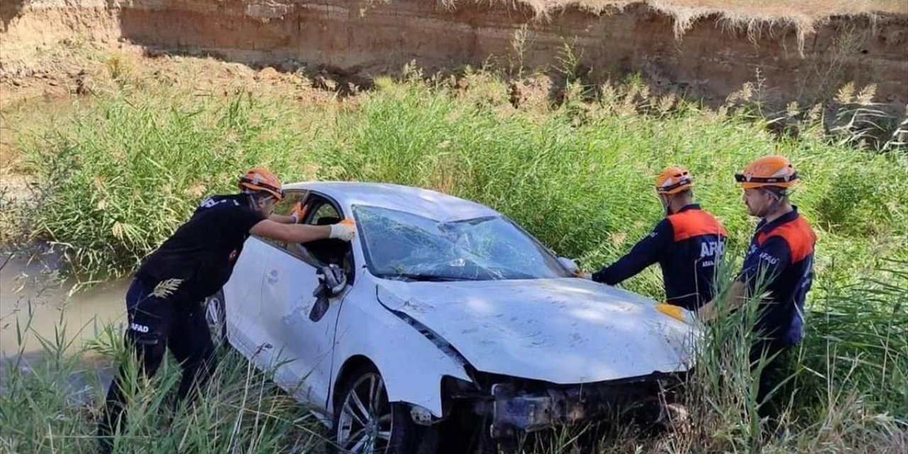 Sivas'ta dereye devrilen otomobilin sürücüsü öldü