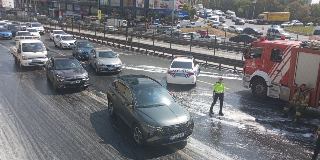 Esenyurt'ta araç yangını nedeniyle D-100 Edirne istikameti trafiğe kapandı